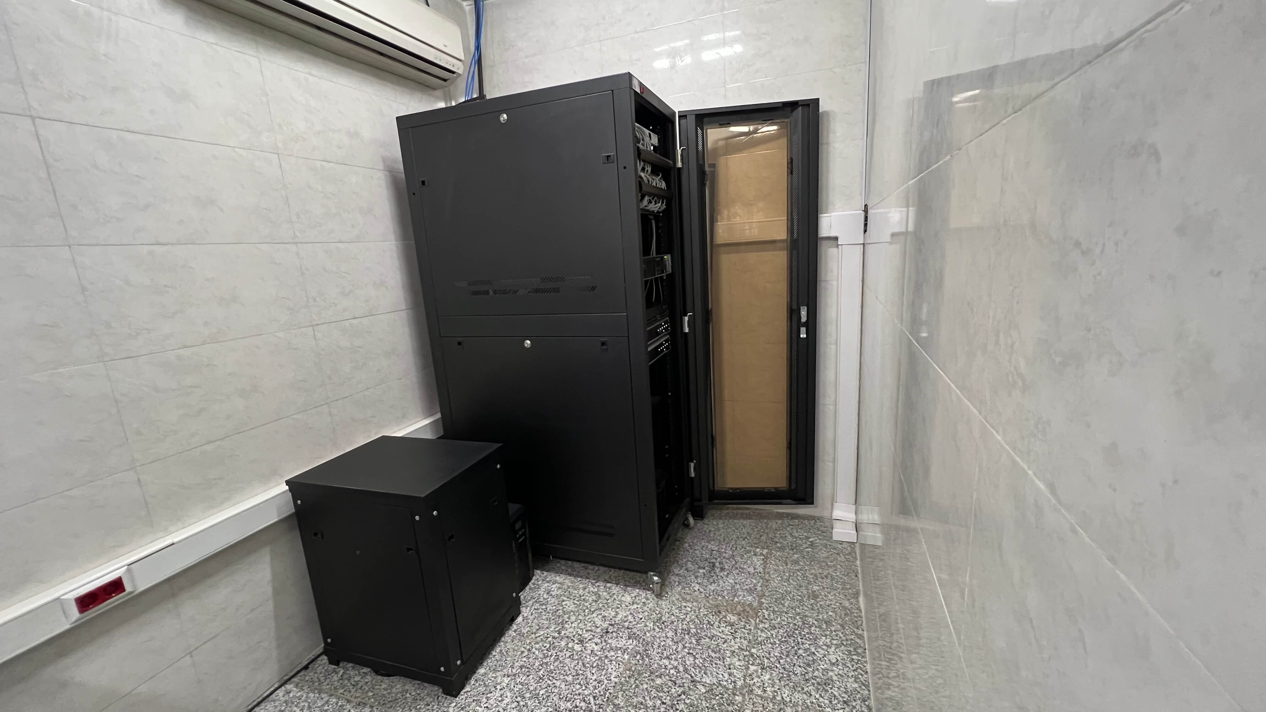 Server room rack before cable overhaul